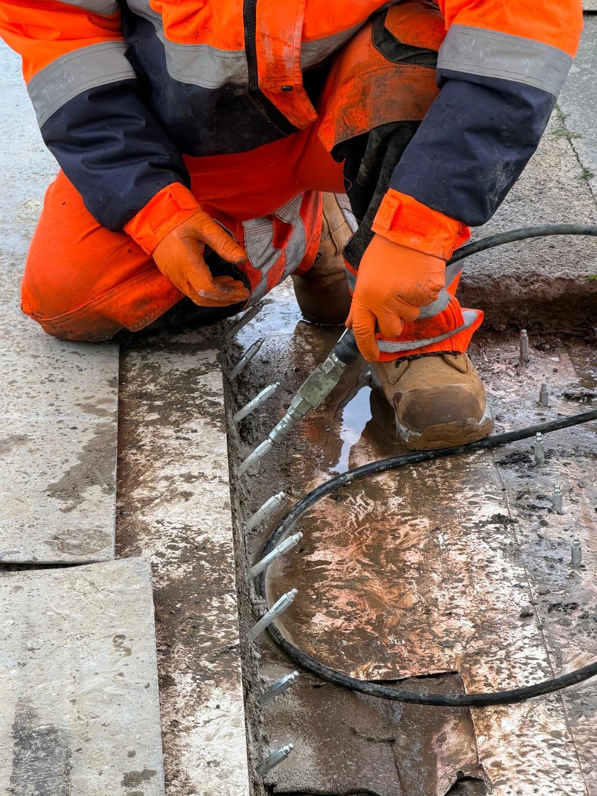 Concrete levelling by grout resin injection